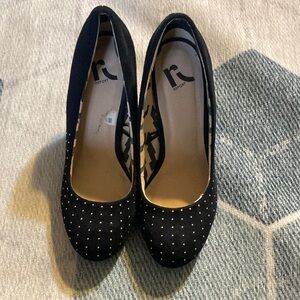 SOLD LOCALLY//Report//Size 8//Women's Black Studded Wedges